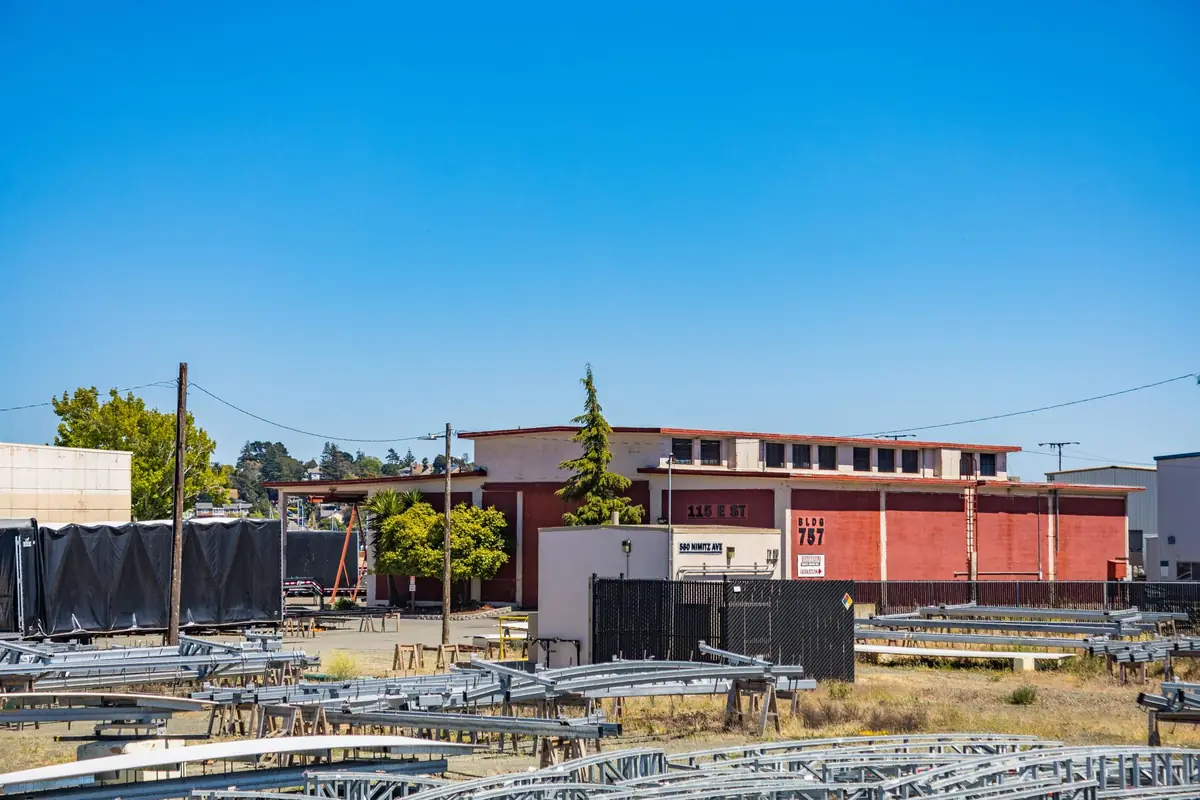 Steel-framed industrial flex building with dock doors